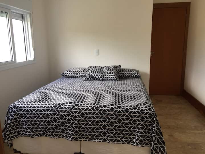 Dormitorio con una nueva cama tamaño queen