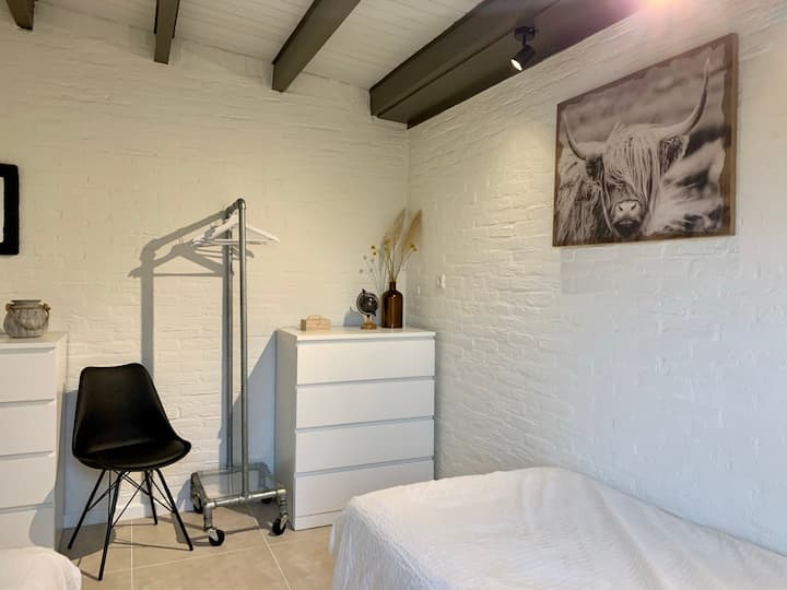 2nd bedroom