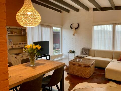 Holidayhouse near beach with jaccuzi & free bikes!