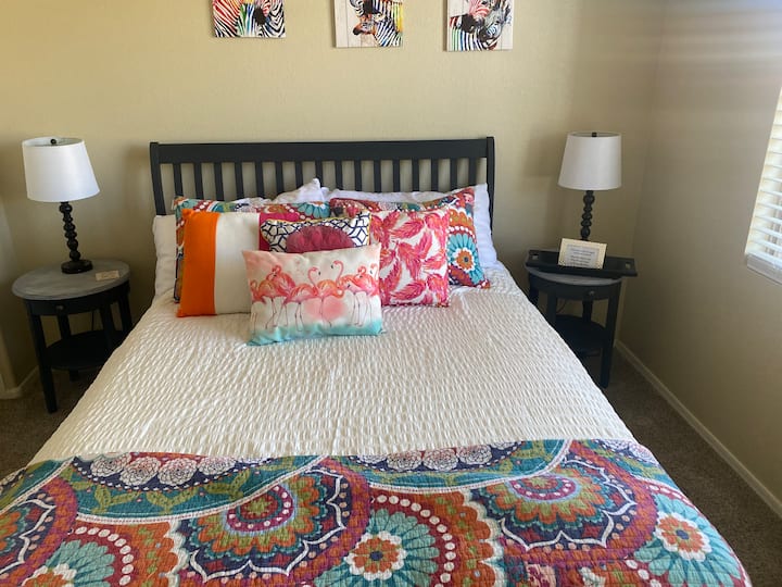 Dormitorio de invitados 2 con cama tamaño queen.