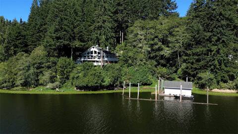 Lake front, fishing, private dock, hot tub