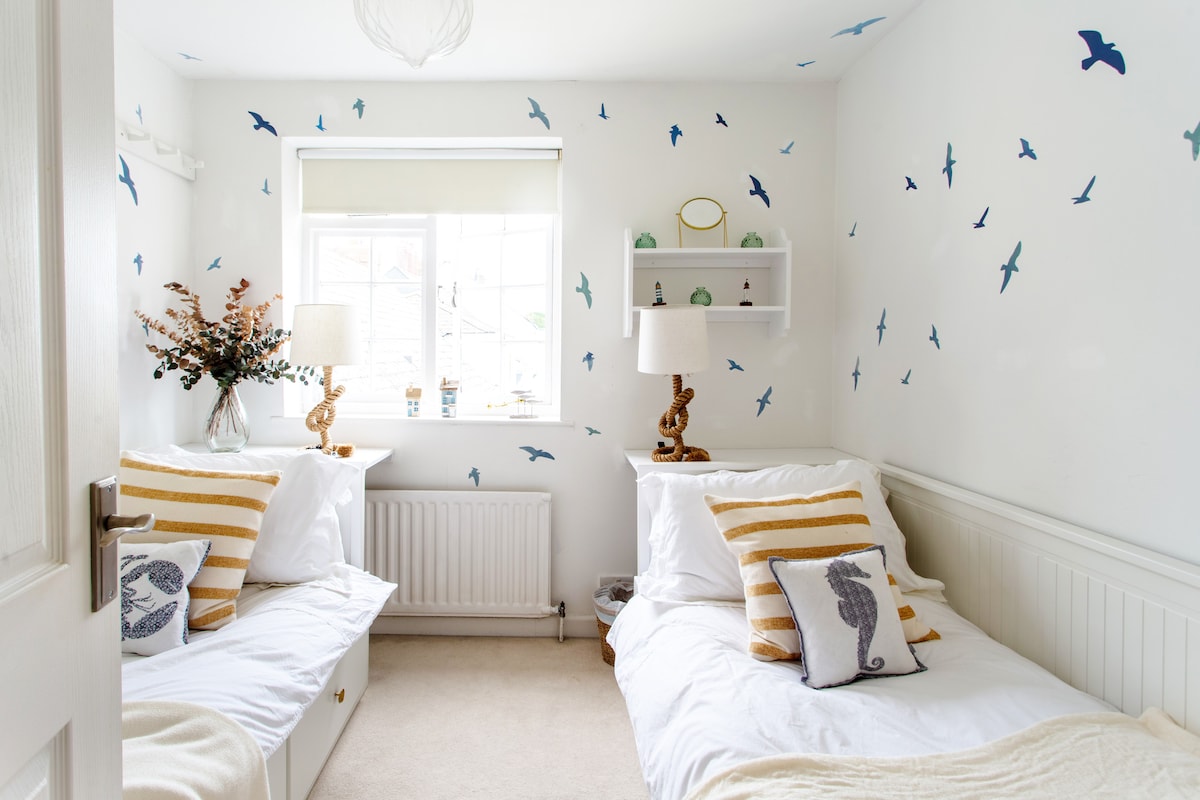 "Crow's Nest" - cosy 2 x single bedroom 