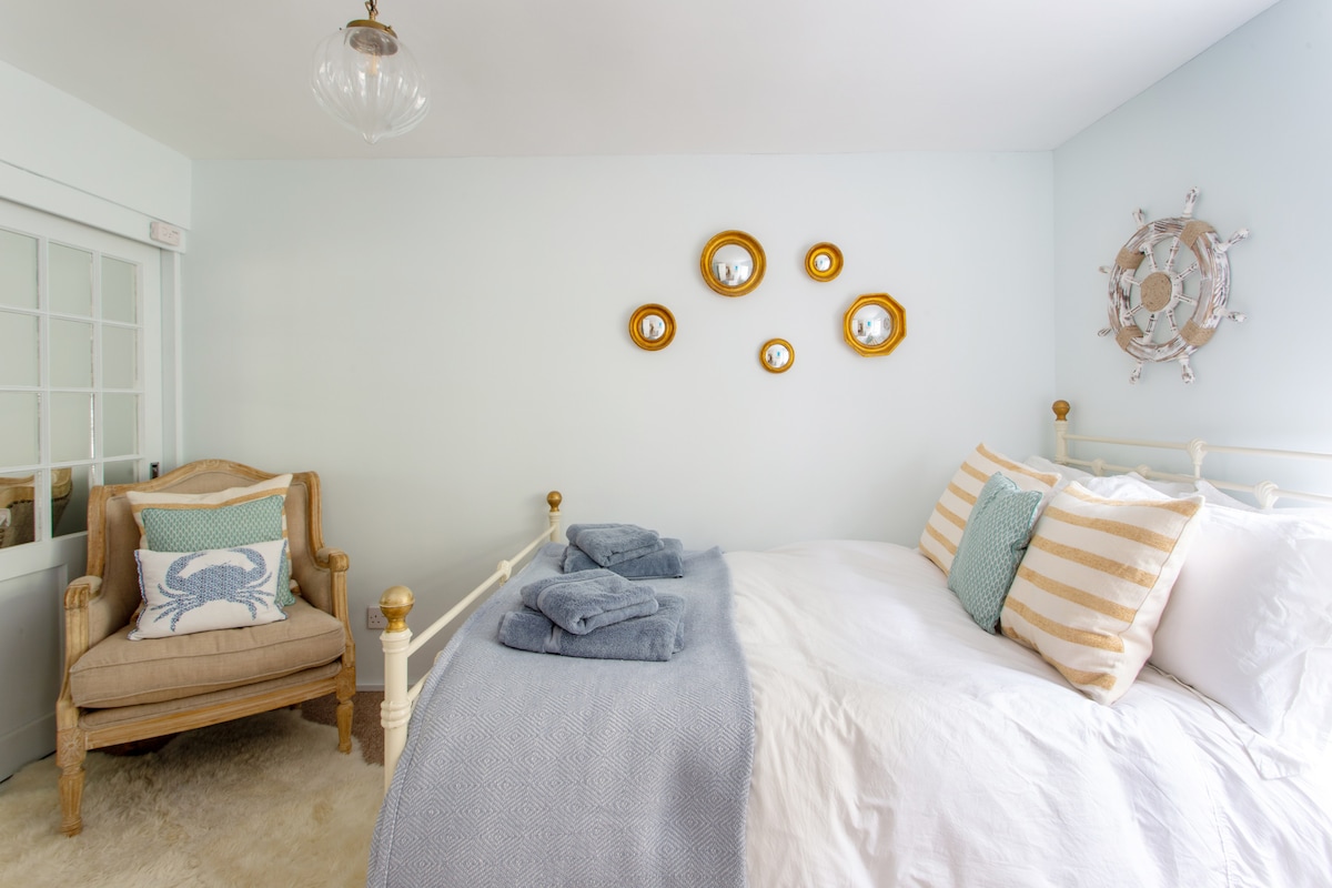 Snug Harbour - ground floor, double bedroom 