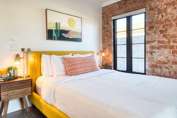 Cama matrimonial + cortinas oscurecedoras