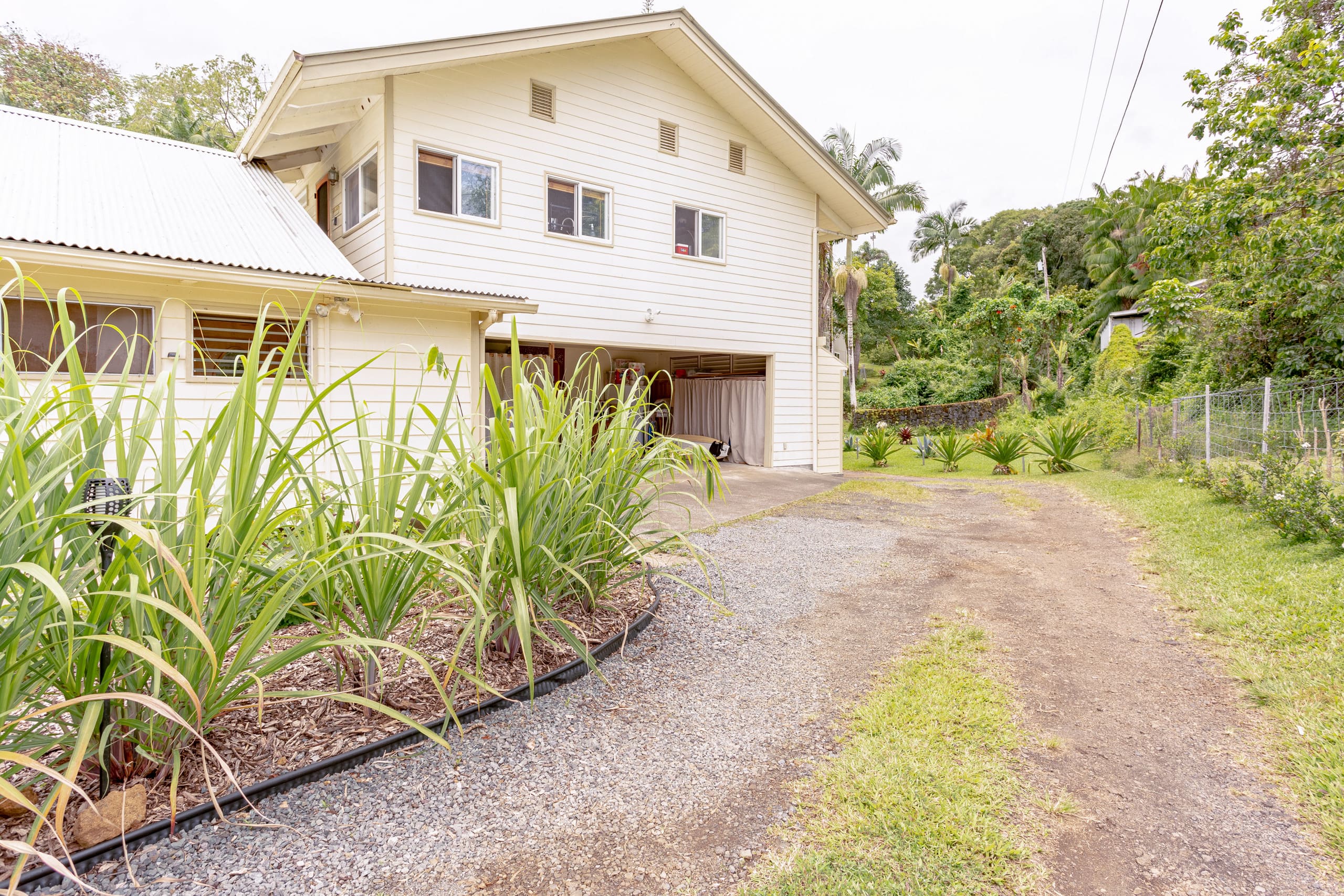 Awesome jungle view loft just 5 minutes to Hilo! - Photo 31