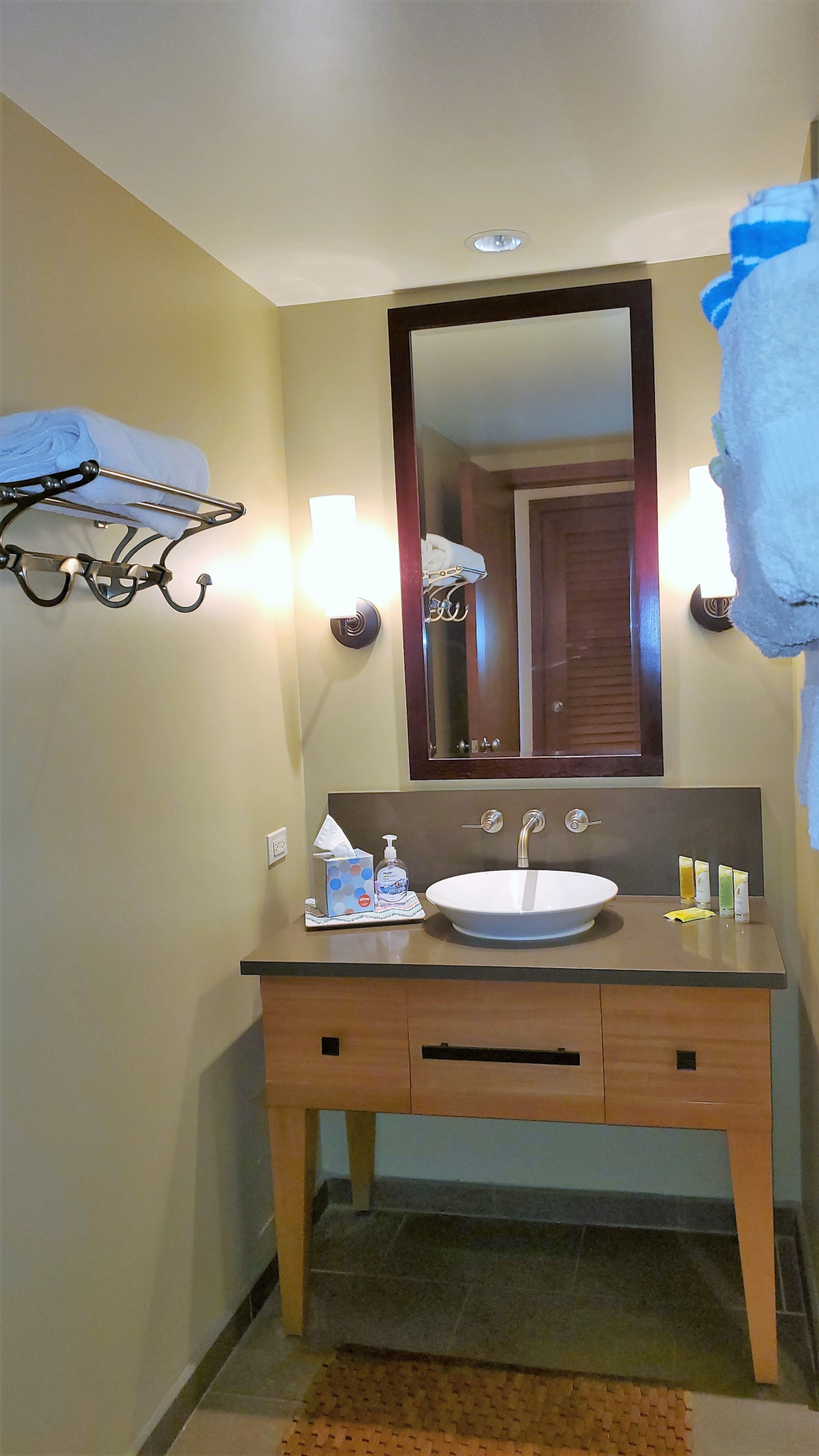 Condo in Kapolei · ★4.98 · 2 bedrooms · 3 beds · 2 private baths - Image 13