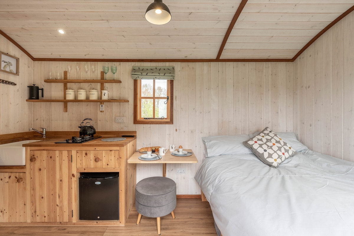 Popular Airbnb listing: ‘Santina’ Shepherd's Hut with hot tub & open views in Cambridgeshire