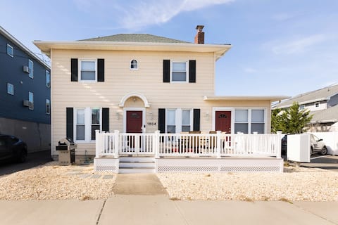 Stylish & Comfy ~ Walk to Beach ~ Pet Friendly