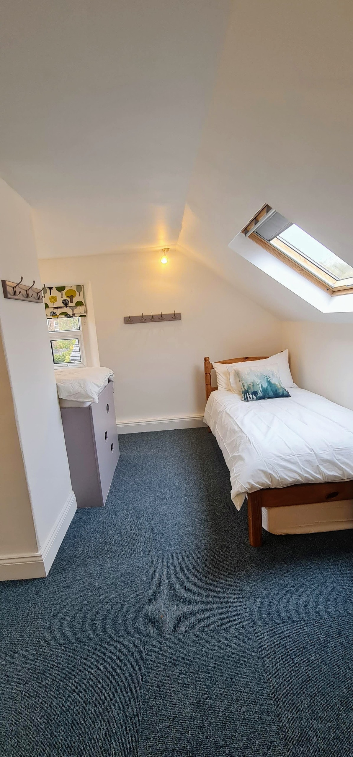 jednolôžková posteľ v izbe s oddelenými posteľami. 