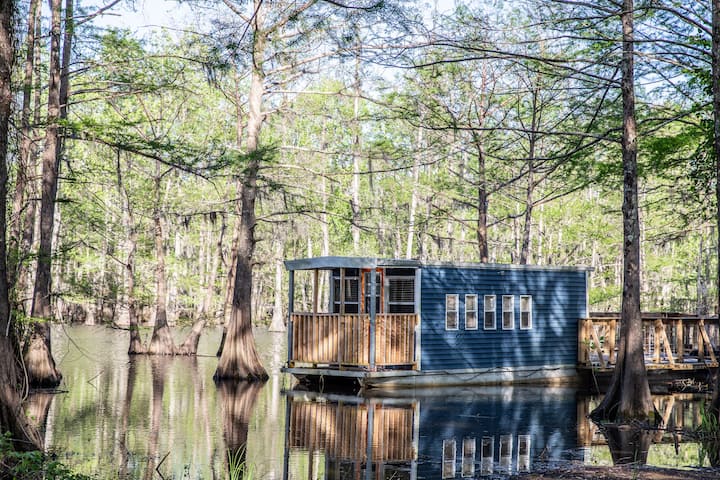 houseboat tourism