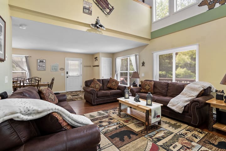 5 Min. Walk To The Beach & Lake, Hot Tub, Fire Pit - Lake Harmony, PA