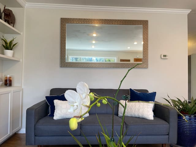 Spacious Oakland Hills home with peaceful views gallery image 2