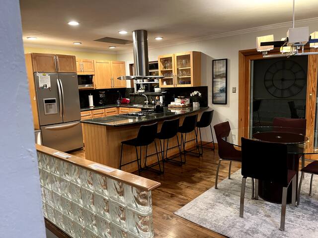 Spacious Oakland Hills home with peaceful views gallery image 4