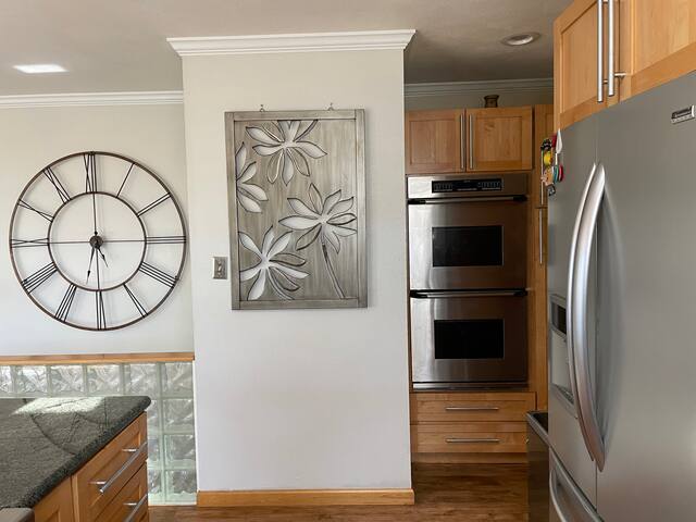 Spacious Oakland Hills home with peaceful views gallery image 5