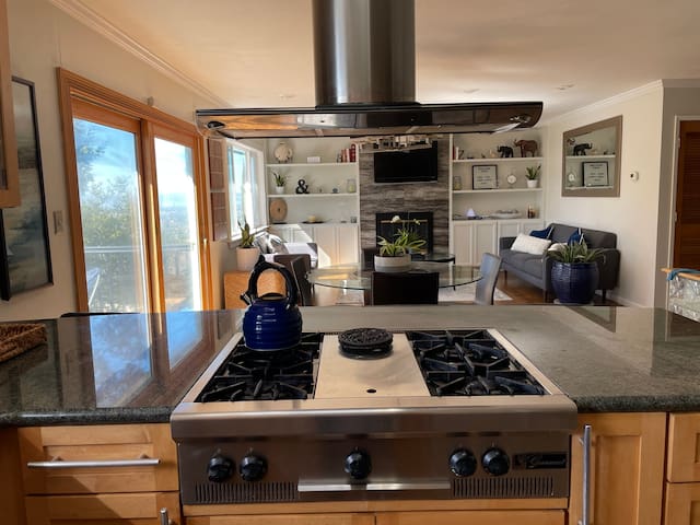 Spacious Oakland Hills home with peaceful views gallery image 3