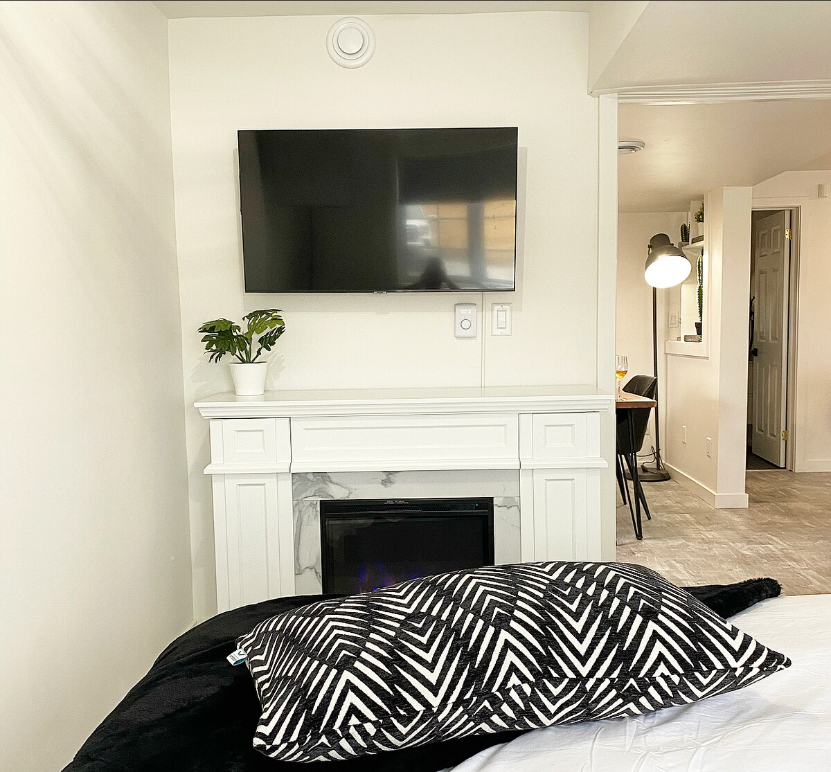 Двойно легло, смарт телевизор и електрическа камина