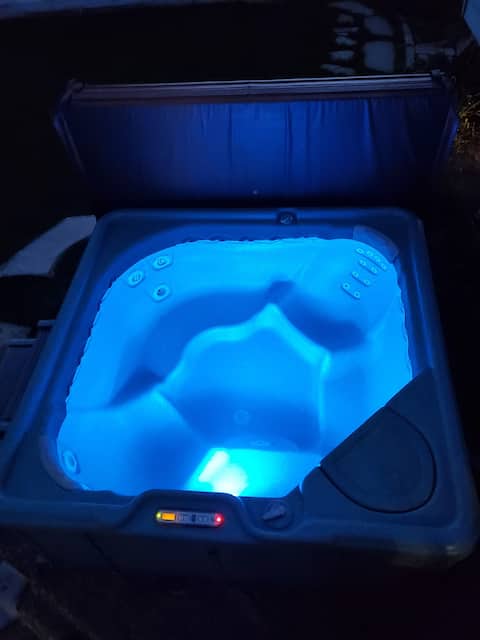 Hot Tub Haven for your Riverton getaway!