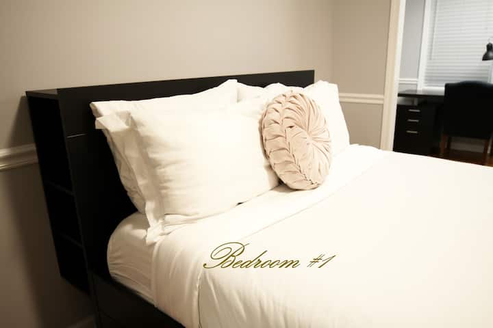 Влезте във величието на нашата спалня AirBnB #1! Отдайте се на уюта на луксозно двойно легло, а за допълнителни гости ви очаква друг щедър разтегателен диван. Перфектна комбинация от лукс и пространство, в комплект с функционално работно бюро.