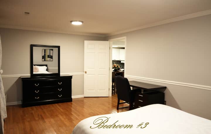 Добре дошли в спалня №3 - оазис на пространството и комфорта в нашия Airbnb! Насладете се на удобството на скрин, работно бюро, голям килер и достатъчно чекмеджета, за да поддържате дрехите си подредени. Излезте в самостоятелния вътрешен двор през собствения си вход. 