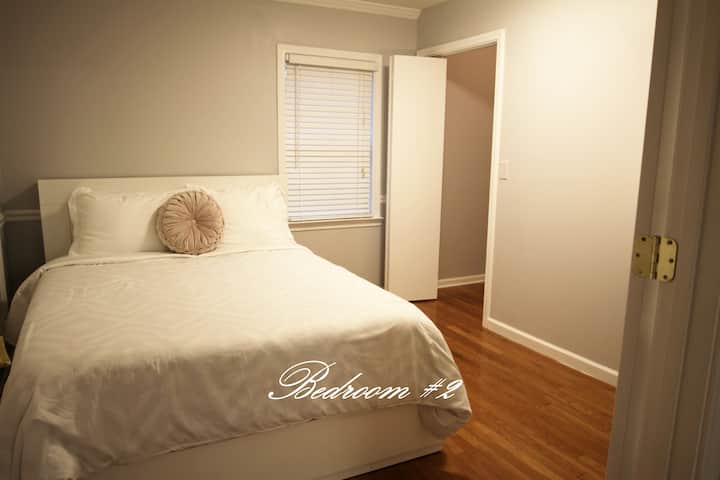 Открийте спокойствие в спалня №2 на нашия очарователен Airbnb! Отбийте се в страната на мечтите на луксозно двойно легло. Останете продуктивни на малкото ъглово бюро и приберете вещите си в просторния килер. Вашето уютно място за отдих ви очаква!