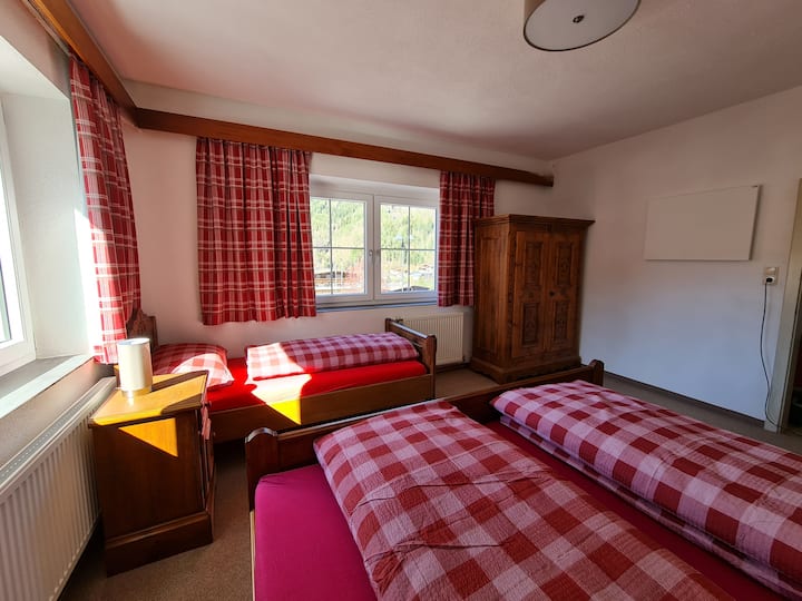 房间2 ，三人房