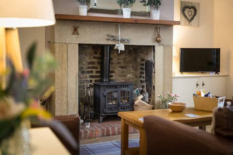 Popular Airbnb listing: Puddleduck Cottage - Alnwick in Alnwick