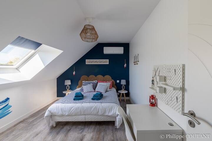 Ორადგილიანი ოთახი „ატლანტიკა“: საწოლი 160 სმ, ტელევიზორი, კონდიციონერი, პატარა ოფისი. Ხელმისაწვდომია ქოლგის საწოლი.