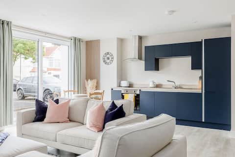 Popular Airbnb listing: Stylish Ground-Floor Flat W/ Parking | Near Beach in Dorset