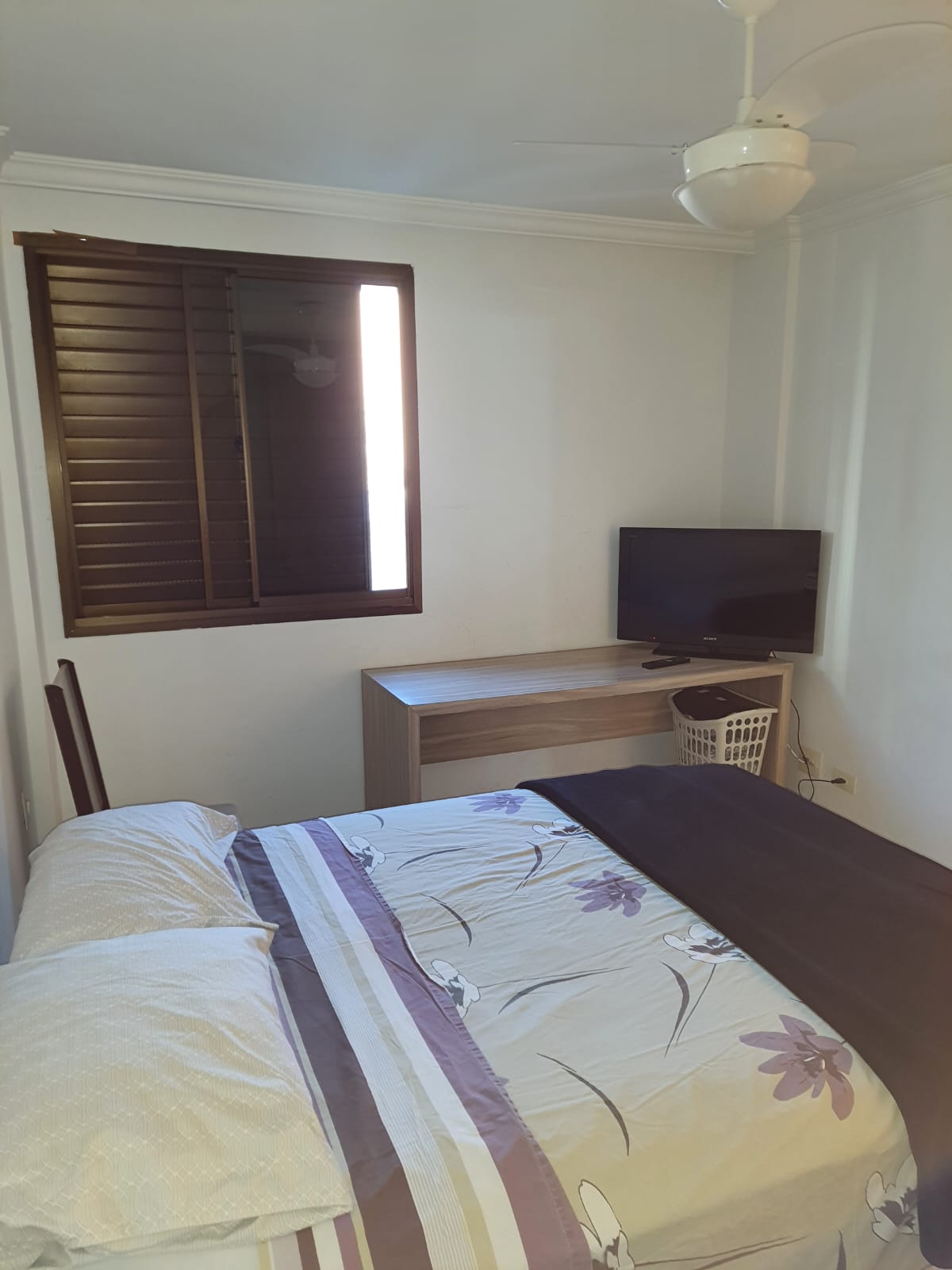 סוויטה עם טלוויזיה וארון בגדים