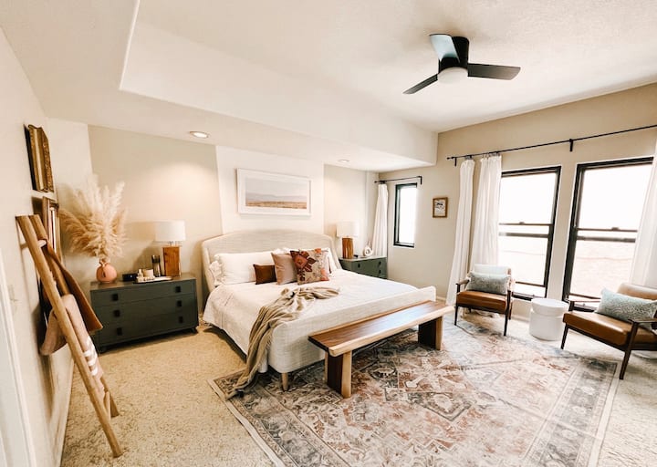 El dormitorio principal es tan grande como parece, con una sala de estar, cama tamaño king y baño privado con una gran bañera y ducha separada.