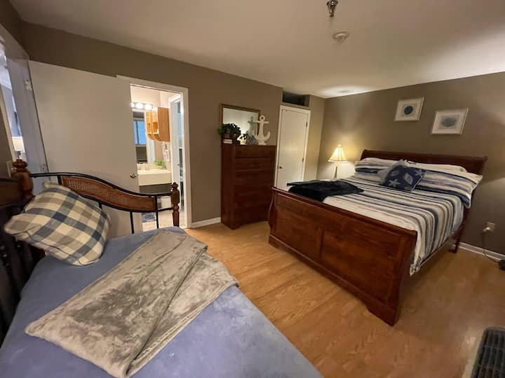 主卧配备1.8米宽双人床和日光浴床和两张单人床。