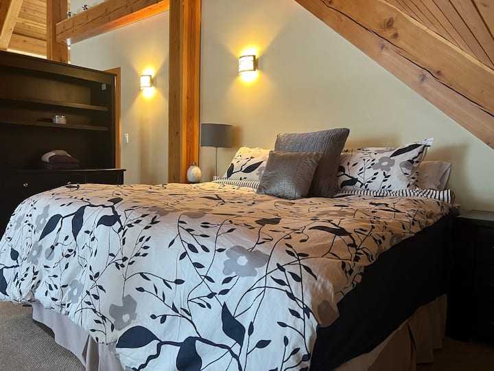 Няма стени към тази стая, само рафтът на книгата, който да ви блокира от стълбите и родителската спалня