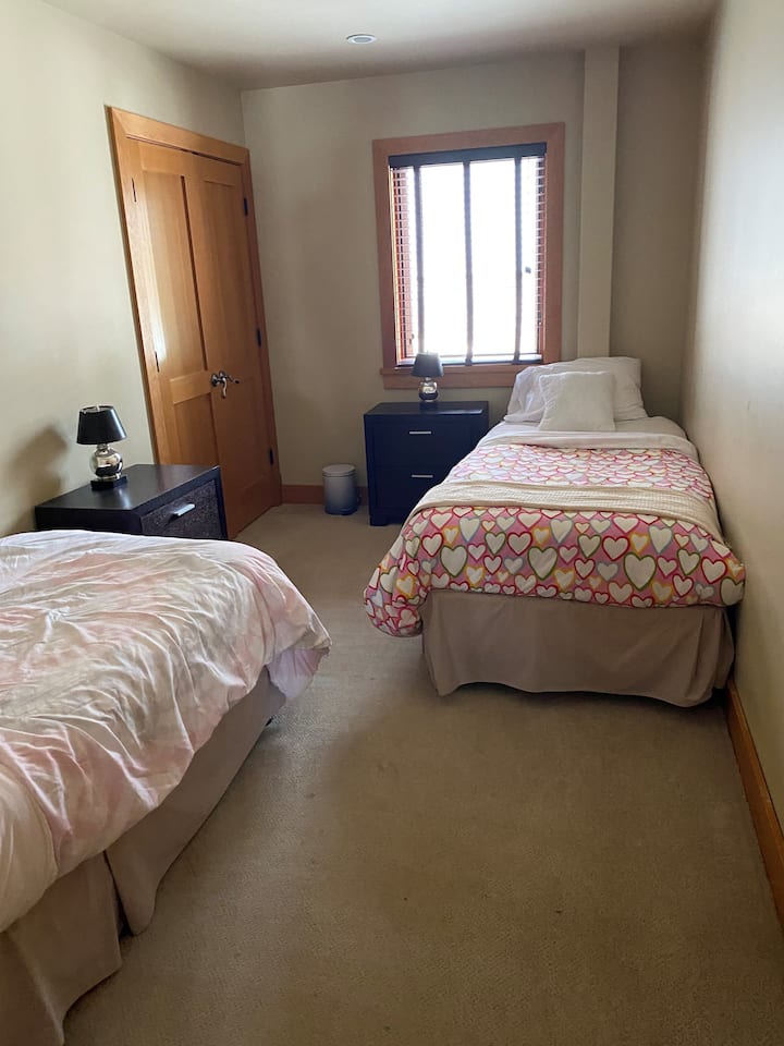 Спалня Б надолу по стълбите - може да се превърне в двойно легло, ако е необходимо