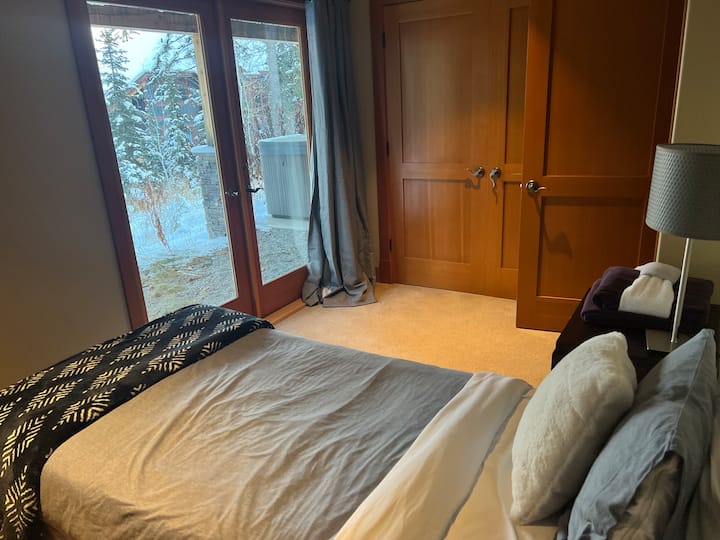 Надолу по стълбите има врата към хидромасажна вана