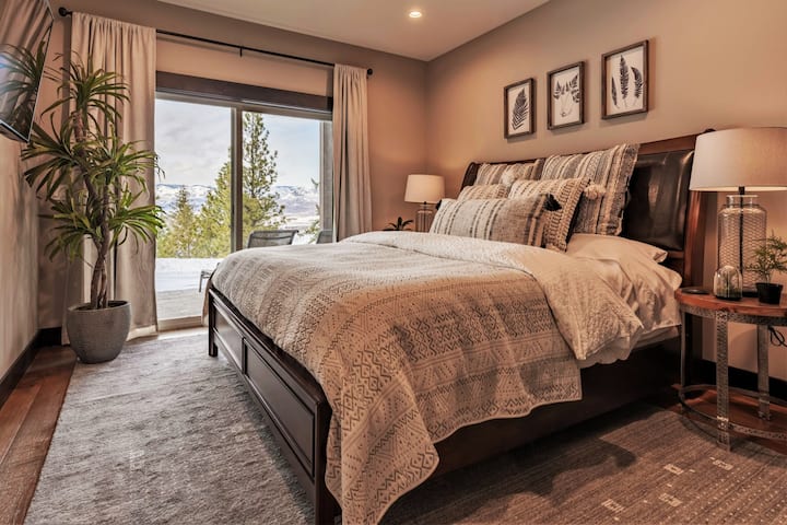 3号卧室配有舒适的加大双人床，位于日光地下室。 设有景观、大衣柜、带躺椅的带顶棚露台的滑动门、遮光窗帘和智能电视。