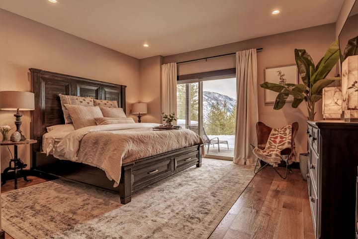 白天地下室设有舒适的2号卧室，配有舒适的加大双人床。 这间宽敞的卧室套房设有景观、大衣橱、带躺椅的带顶棚露台的滑动门、遮光窗帘、智能电视，还设有华丽的套内卫生间。 