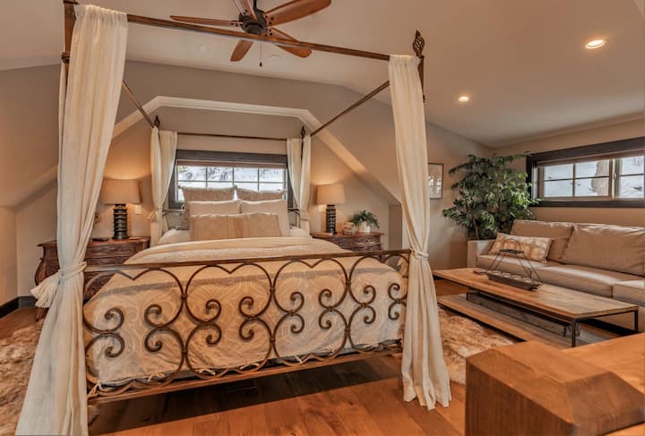 公寓主卧# 1配备舒适的加州加大双人床、标准双人沙发床、智能电视和步入式衣帽间。 这间卧室位于「公寓阁楼」（可通过螺旋楼梯进入） ，厨房、客厅、主卫生间和洗衣房位于楼下。 