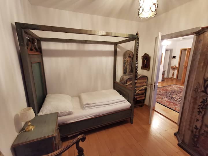 第二间卧室：

- 1张单人床（ 90x185厘米）
- 1张折叠床（ 77x185厘米）