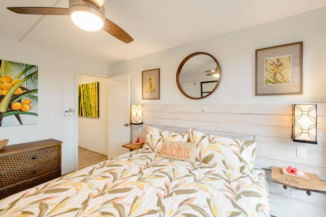 Chambre Aloha : avec vue sur la piscine + jacuzzi et montagnes au loin
