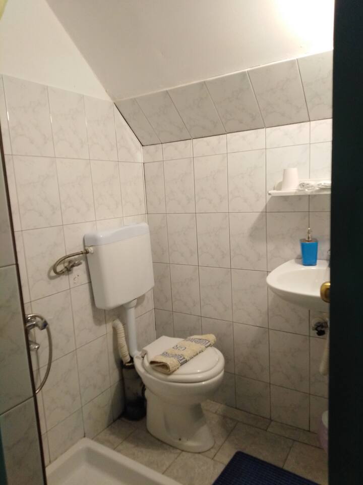 Einfaches Schlafzimmer, kein Fenster - Airbnb