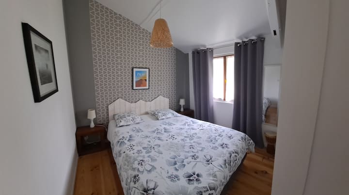 ห้องนอนและเตียงขนาด 180X200