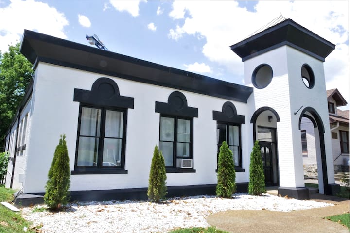 Rock n’ Row Warehouse * Huge Modern Unique Space *