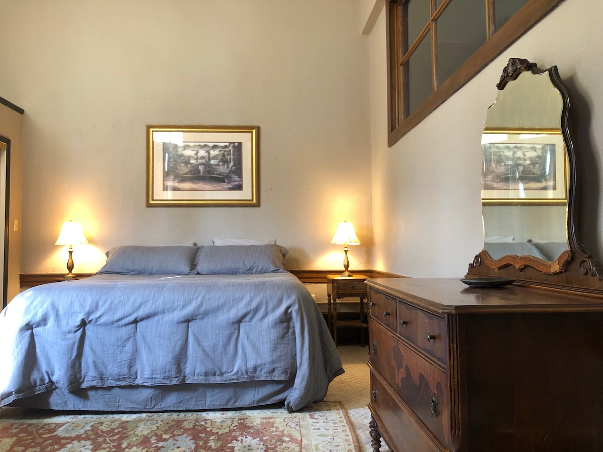 This room has a king sized bed.