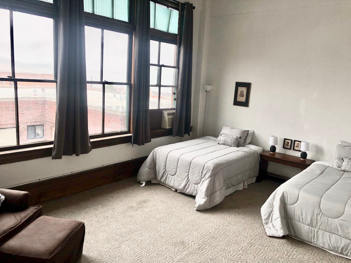 This room has two full beds.