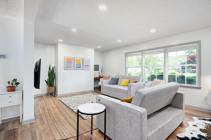 Whole Renovated Home 10 min to DT AVL, Fenced Yard