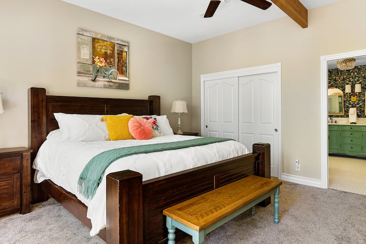 ห้องนอนใหญ่ชั้นล่าง (ห้องนอน 2) พร้อมห้องน้ำในตัวหรูหราใหม่เอี่ยมเตียง Cal-King วิดีโอสตรีมมิ่ง