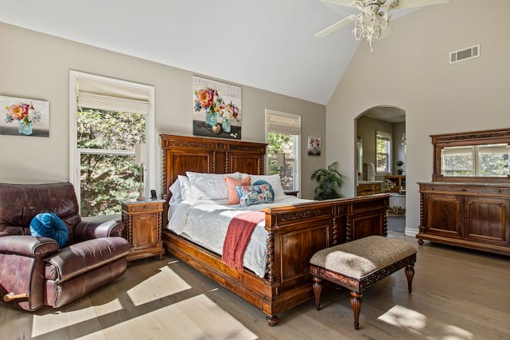 ห้องนอนใหญ่ชั้นบน (ห้องนอน 1) พร้อมเตียง Split Cal-King (เตียงนอนพร้อมระบบควบคุมคู่) ห้องน้ำในตัวและตู้เสื้อผ้าแบบวอล์คอิน