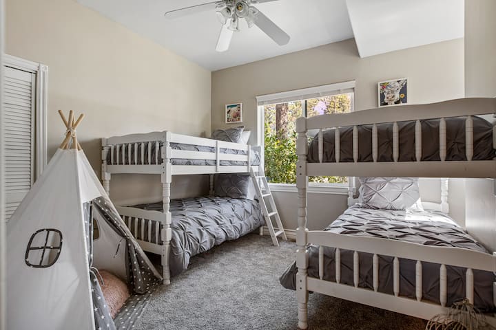 กระโจมทรงกรวยน่ารักในห้องนอนสองชั้น เพื่อซ่อนและเล่นภายใน