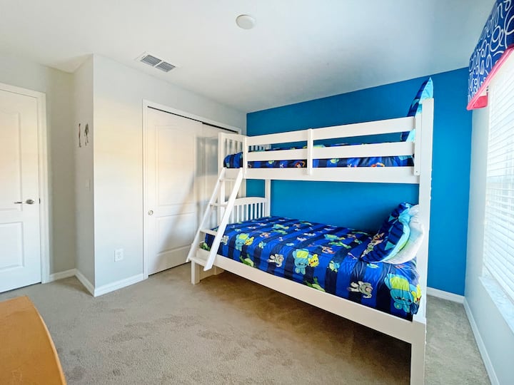 Dormitorio para niños, literas individuales, TV inteligente y armario