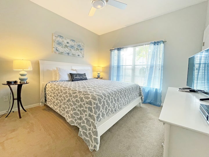 Dormitorio en el primer piso con cama tamaño king y vista del área de la casa delantera.
